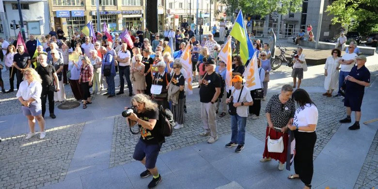 Hejt wobec Ukraińców narasta? Olsztyn odpowiada manifestacją. „To się nazywa rasizm” [ZDJĘCIA, WIDEO]