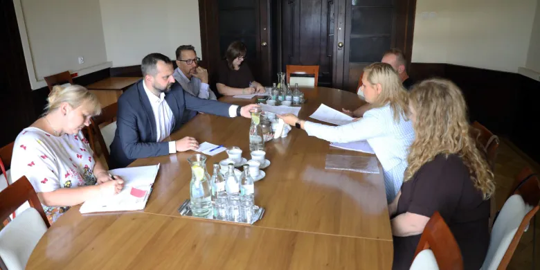"Chcemy zaprotestować przeciwko systemowi". Rodzice z jednego z "przedszkoli konkursowych" u prezydenta miasta