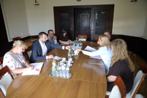 Reprezentantanci rodziców dzieci uczęszczających do Przedszkola Bajkowy Dom 2 w Olsztynie przekazują prezydentowi petycję