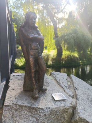 Ktoś wrzucił diabła do Łyny. Ratusz zawiadomił policję. „Komu przeszkadzają nasze figurki?”