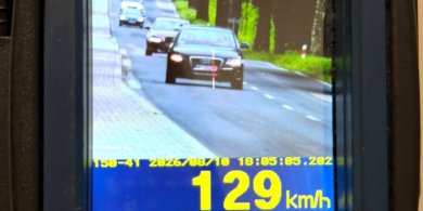 Artykuł: Gm. Barczewo. 129 km/h w obszarze zabudowanym. Ciężka noga przyniosła 29-latkowi w Audi kosztowny „pakiet”