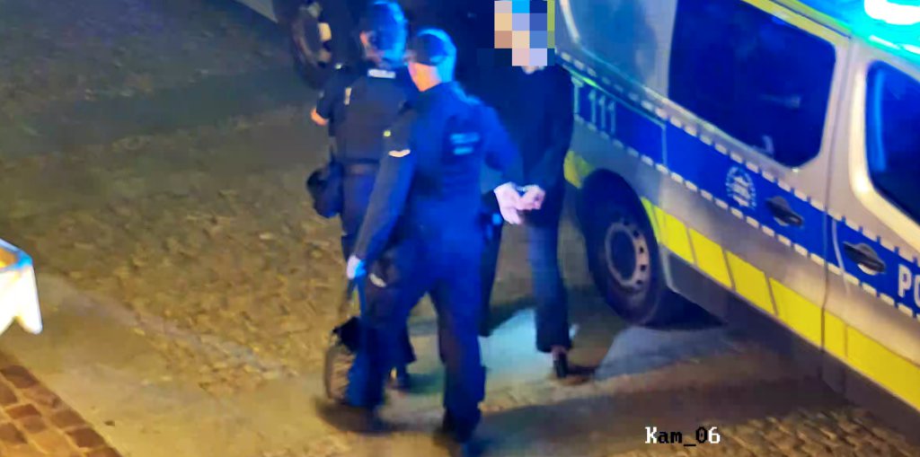 Nocna interwencja na olsztyńskiej starówce. W torebce kobiety znaleziono nielegalne substancje