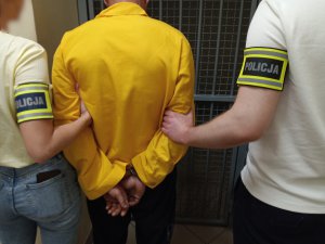 Olsztyn. Miał trzy zarzuty, ale na tym nie poprzestał. Po „uzbieraniu” pięciu 43-latek trafił do aresztu