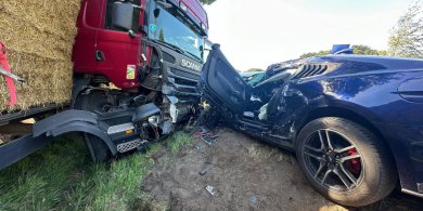 Artykuł: Groźny wypadek na DK57. Zderzyły się ciężarówka i samochód osobowy. Na miejscu komendant KM PSP Olsztyn