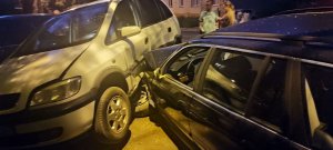 Tournée kierowcy BMW po ul. Wrocławiej w Olsztynie. "Zaliczone": ogrodzenie i trzy auta [ZDJĘCIA]