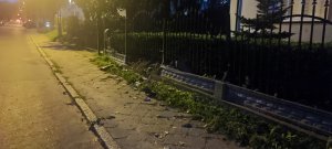 Tournée kierowcy BMW po ul. Wrocławiej w Olsztynie. "Zaliczone": ogrodzenie i trzy auta [ZDJĘCIA]