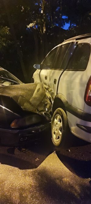 Tournée kierowcy BMW po ul. Wrocławiej w Olsztynie. "Zaliczone": ogrodzenie i trzy auta [ZDJĘCIA]