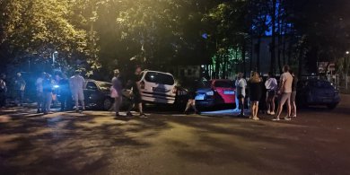 Artykuł: Tournée kierowcy BMW po ul. Wrocławskiej w Olsztynie. "Zaliczone": ogrodzenie i trzy auta [ZDJĘCIA]