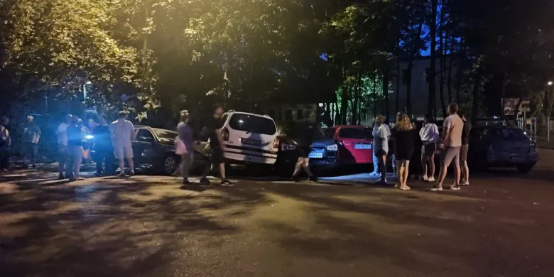 Tournée kierowcy BMW po ul. Wrocławskiej w Olsztynie. "Zaliczone": ogrodzenie i trzy auta [ZDJĘCIA]