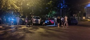 Na zdjęciu m.in. właściciele samochodów przy rozbitych przez kierowcę BMW swoich samochodach