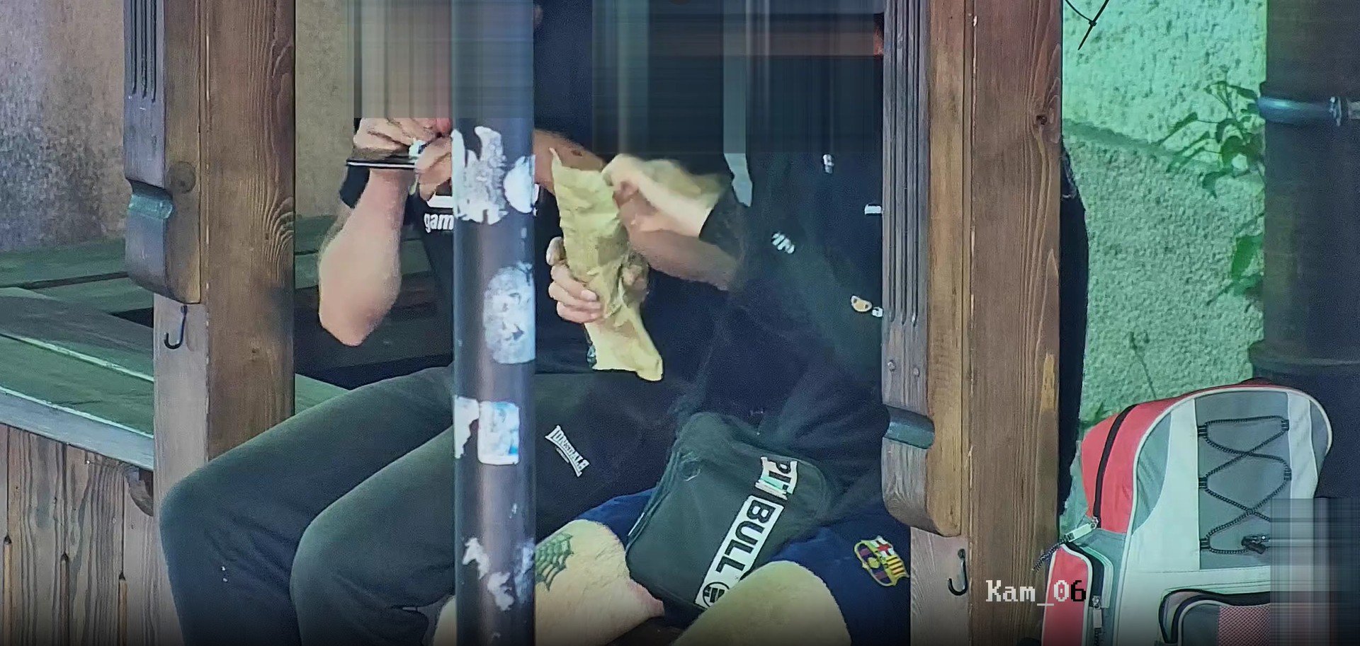 Jeden wciągał kebaba, drugi „kreskę”. Monitoring wypatrzył ich na olsztyńskiej starówce [WIDEO]