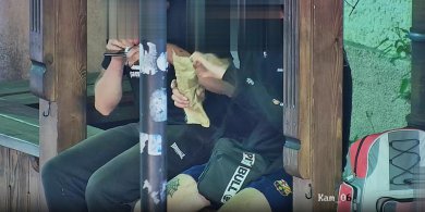 Artykuł: Jeden wciągał kebaba, drugi „kreskę”. Monitoring wypatrzył ich na olsztyńskiej starówce [WIDEO]