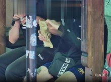 Jeden wciągał kebaba, drugi „kreskę”. Monitoring wypatrzył ich na olsztyńskiej starówce [WIDEO]