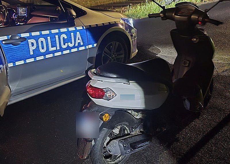 Zakrapiana przejażdżka motorowerem ul. Jagiellońską skończyła się w rowie. 54-latek "wydmuchał" 2 promile, jego towarzyszka jeszcze więcej