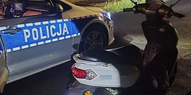 Artykuł: Zakrapiana przejażdżka motorowerem ul. Jagiellońską skończyła się w rowie. 54-latek "wydmuchał" 2 promile, jego towarzyszka jeszcze więcej