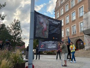 Drastyczne billboardy ponownie w centrum Olsztyna. „Pokazujemy prawdziwe zdjęcia, tak wygląda aborcja” [WIDEO]