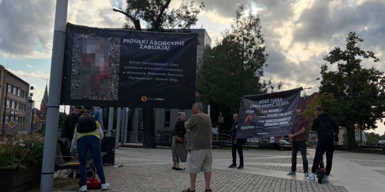 Artykuł: Drastyczne billboardy ponownie w centrum Olsztyna. „Pokazujemy prawdziwe zdjęcia, tak wygląda aborcja” [WIDEO]
