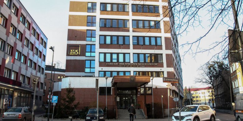 Artykuł: Rodzice i opiekunowie z Warmii i Mazur ruszyli po 300 zł z ZUS. Wpłynęło już blisko 89 tys. wniosków