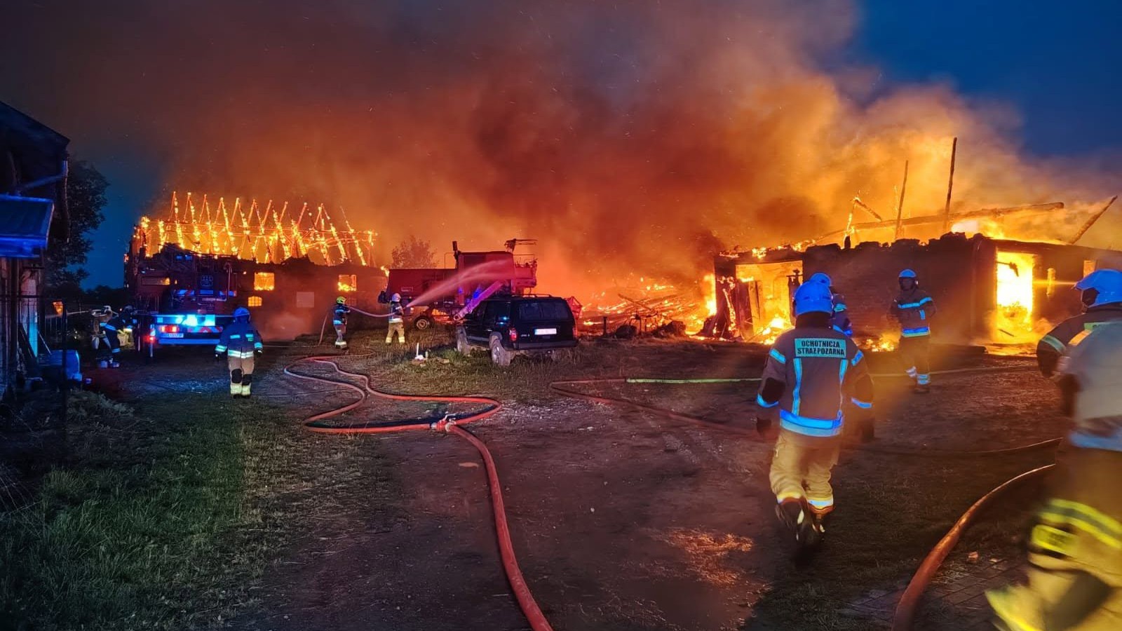 Potężny pożar w gminie Świątki. Ogień objął budynki i uszkodził maszyny rolnicze