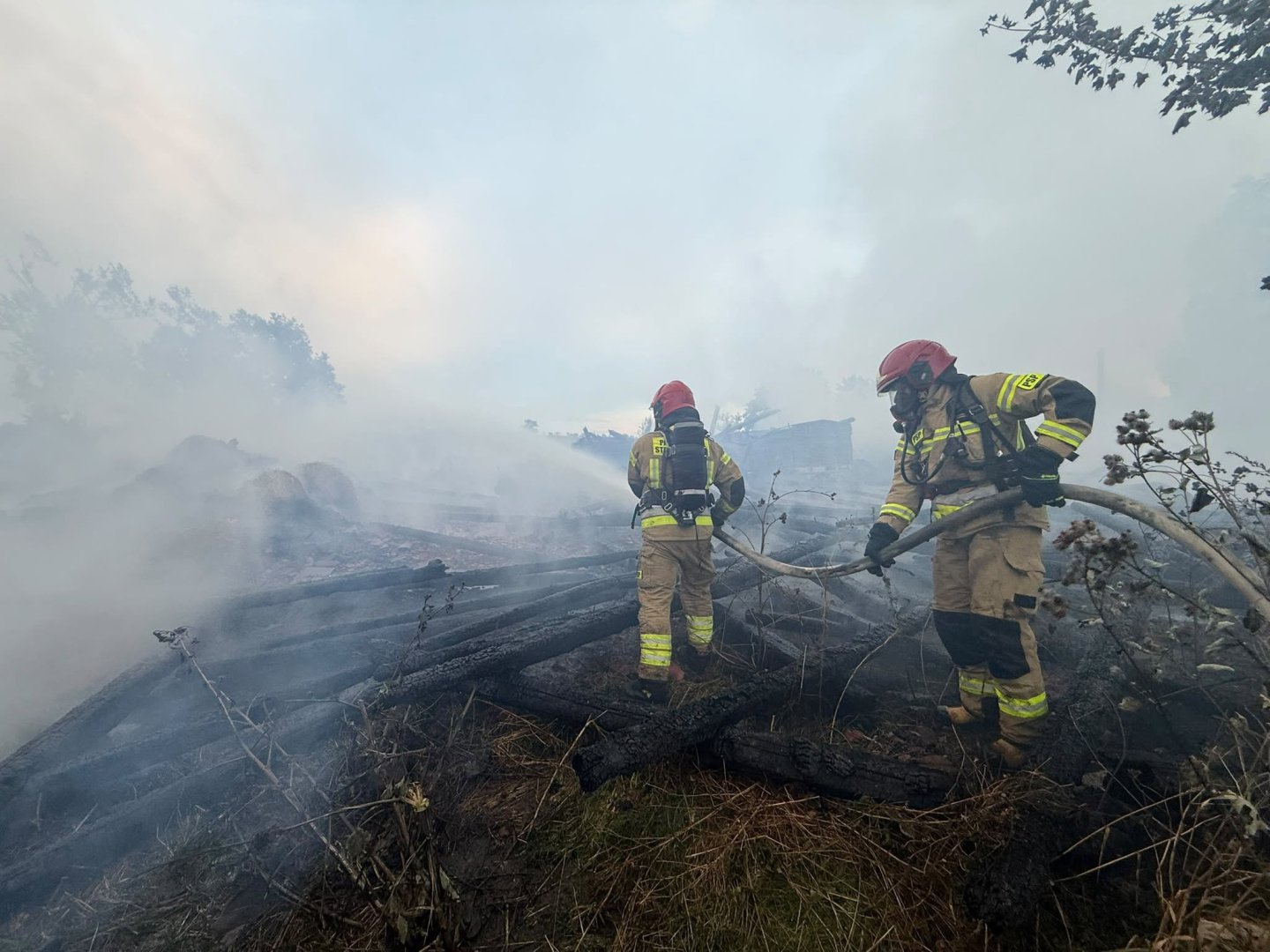 Potężny pożar w gminie Świątki. Ogień objął budynki i uszkodził maszyny rolnicze
