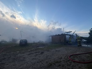 Potężny pożar w gminie Świątki. Ogień objął budynki i uszkodził maszyny rolnicze