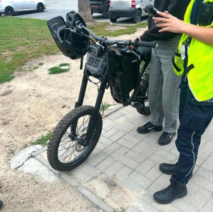 Gmina Dywity. Kupili 15-latkowi motorower, którym nie mógł legalnie jeździć. Rodzice z mandatem