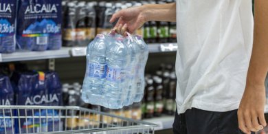Artykuł: Napoje, chemia gospodarcza i pieczywo najbardziej drenują portfele Polaków