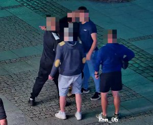 Nocna przepychanka na olsztyńskiej starówce przerodziła się w bójkę. Prowokator skończył "na dołku"