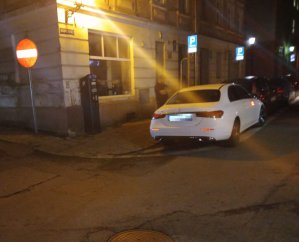 Olsztyn. Po imprezie na starówce chciał odjechać drogim autem mając... 2 promile