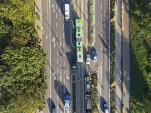 Olsztyn. Cztery osoby poszkodowane po zderzeniu z autobusem na al. Piłsudskiego. 55-latka z wysokim mandatem