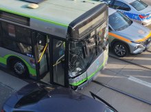 Cztery osoby poszkodowane po zderzeniu Audi z autobusem na al. Piłsudskiego. 55-latka z wysokim mandatem