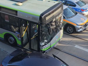 Olsztyn. Cztery osoby poszkodowane po zderzeniu z autobusem na al. Piłsudskiego. 55-latka z wysokim mandatem