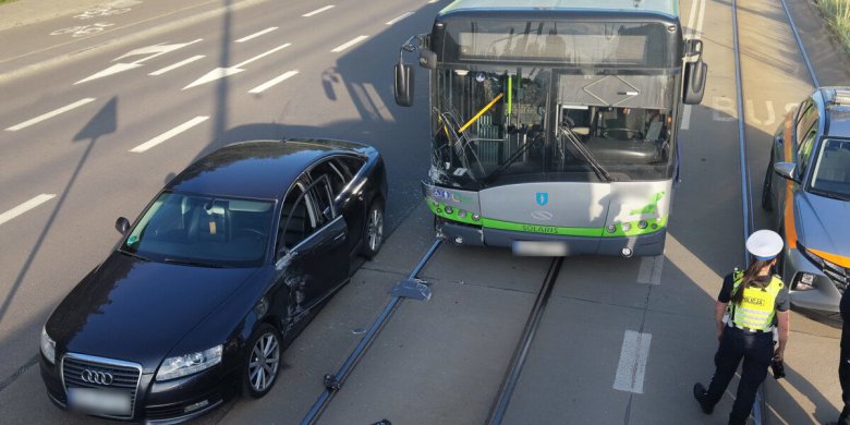 Artykuł: Cztery osoby poszkodowane po zderzeniu Audi z autobusem na al. Piłsudskiego. 55-latka z wysokim mandatem