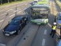 55-letnia kierująca Audi chcąc zawrócić na al. Piłsudskiego, zderzyła się z autobusem. 4 osoby poszkodowane