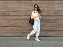 Komfortowy total look – jak stylizować dresy damskie, by wyglądac elegancko i z klasą?