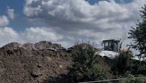Olsztynek. Burmistrz nakazał usunięcie odpadów, a szkodliwe pyły nadal trują ludzi