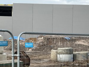 Olsztynek. Burmistrz nakazał usunięcie odpadów, a szkodliwe pyły nadal trują ludzi