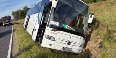 Artykuł: Gmina Olsztynek. Autokar z pracownikami FIEGE wjechał do rowu. Są poszkodowani [ZDJĘCIA]