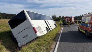 Autokar z pracownikami FIEGE dachował pod Olsztynkiem. Są ranni