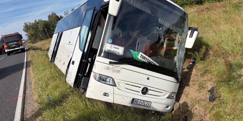 Artykuł: Gmina Olsztynek. Autokar z pracownikami FIEGE wjechał do rowu. Są poszkodowani [ZDJĘCIA]
