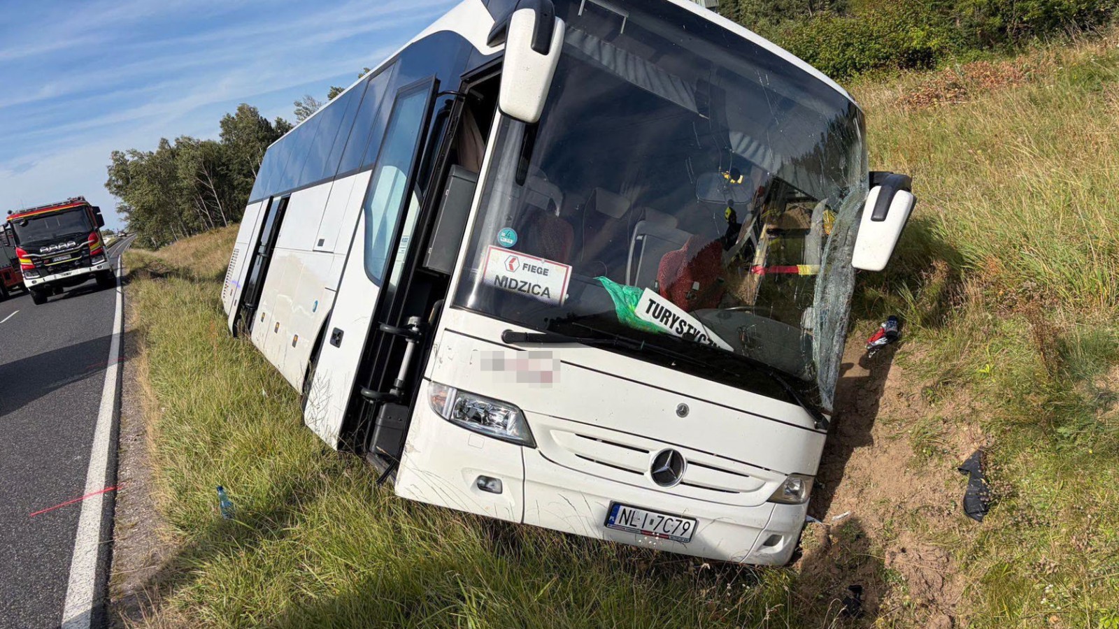 Gmina Olsztynek. Autokar z pracownikami FIEGE wjechał do rowu. Są poszkodowani [ZDJĘCIA]
