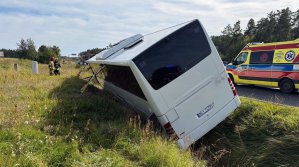 Autokar z pracownikami FIEGE dachował pod Olsztynkiem. Są ranni