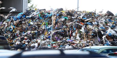 Artykuł: Blisko 200 ton tekstyliów w 8 miesięcy, a stare ubrania lądują na chodnikach. W Olsztynie brakuje kontenerów?