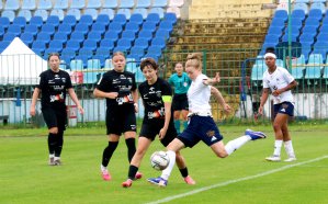 "To specyficzne rozgrywki i liga". Niespełna 40 osób oglądało spotkanie 1. ligi piłki nożnej kobiet [ZDJĘCIA]