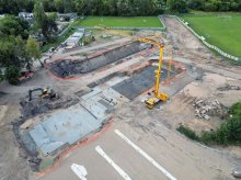 Ciężki sprzęt opanował dawny stadion. Wielka inwestycja przy al. Sybiraków nabiera tempa [ZDJĘCIA]