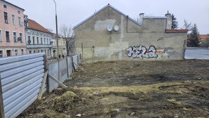Nowoczesny budynek w sąsiedztwie kamienic. Na działkę przy al. Warszawskiej wjechały maszyny