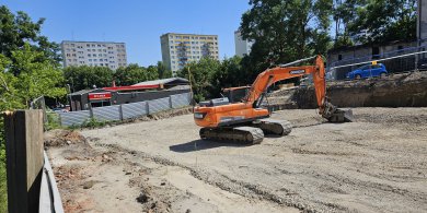 Artykuł: Nowoczesny budynek w sąsiedztwie kamienic. Na działkę przy al. Warszawskiej wjechały maszyny