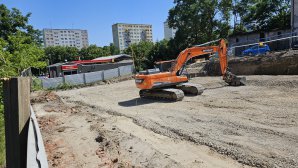 Historyczna okolica zyska nową zabudowę. Ciężki sprzęt pojawił się przy al. Warszawskiej