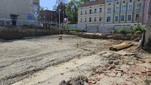 Nowoczesny budynek w sąsiedztwie kamienic. Na działkę przy al. Warszawskiej wjechały maszyny