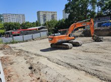 Nowoczesny budynek w sąsiedztwie kamienic. Na działkę przy al. Warszawskiej wjechały maszyny